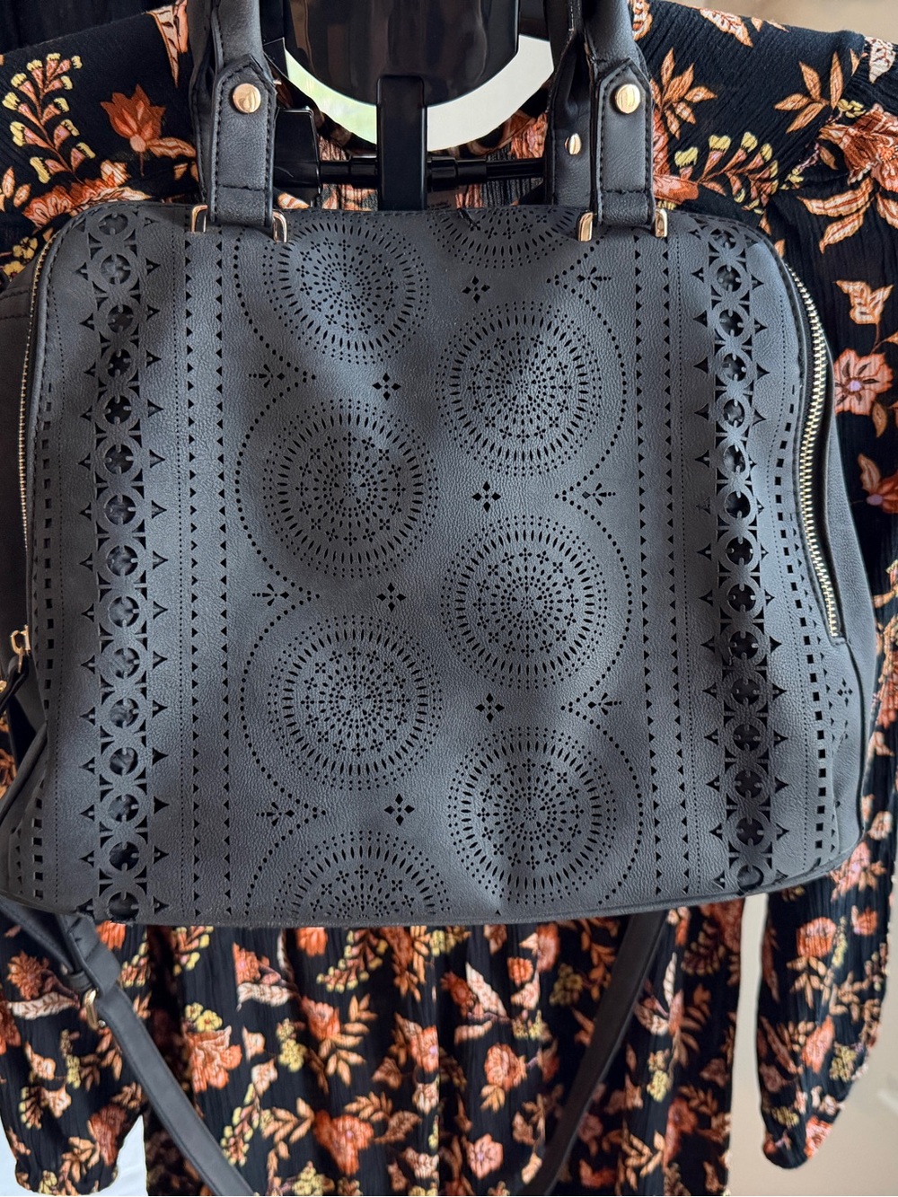 Gorgeous free people Logan vegan laser cut tote - Picture 2 of 12
